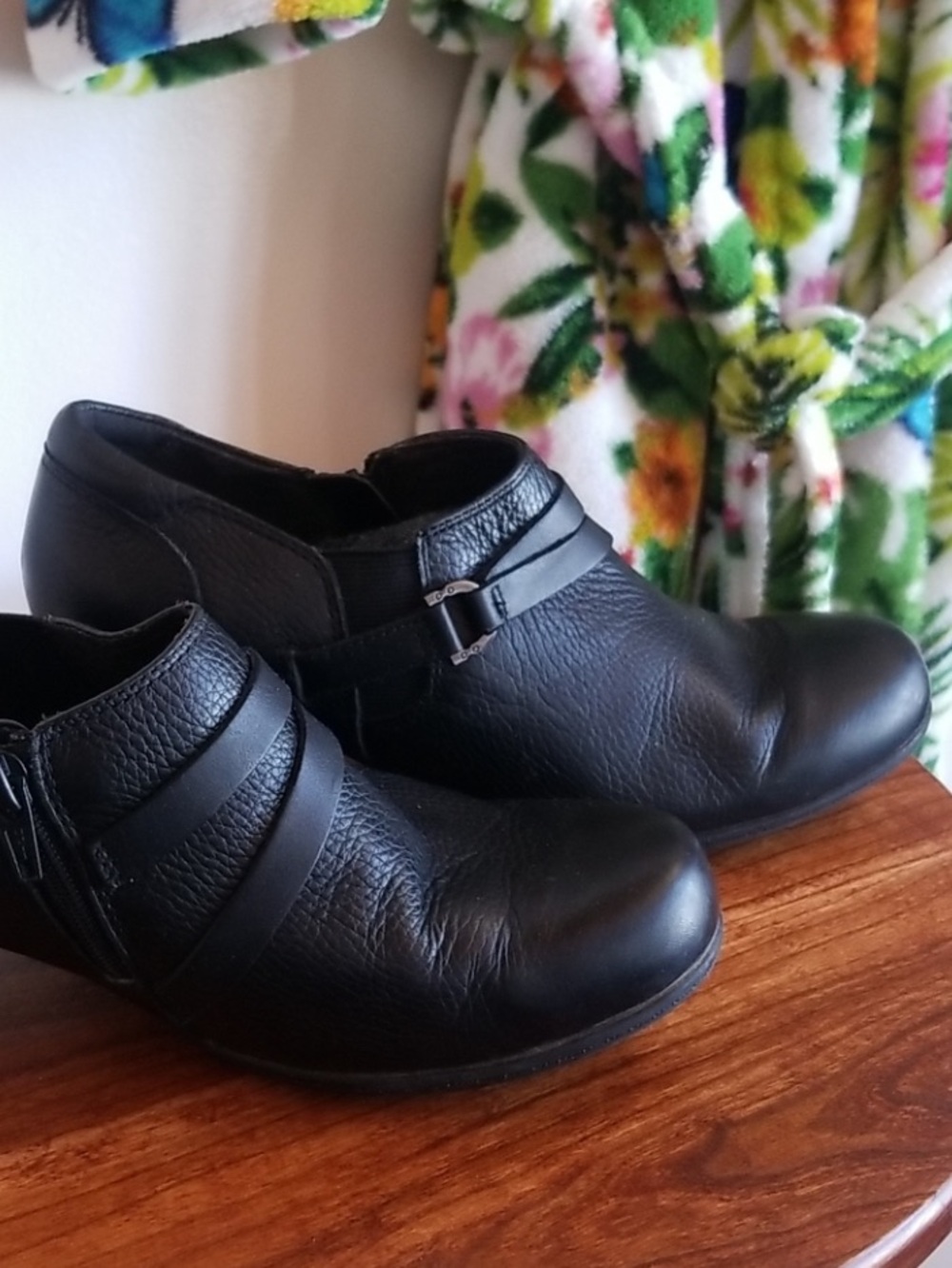 CLARK heel size 7.5 womenโs black low shooties academia